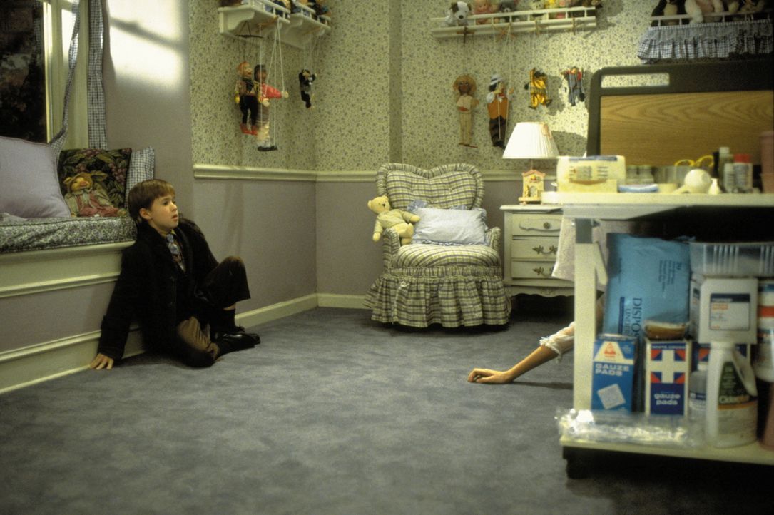 Zu jeder Tages - und Nachtzeit suchen Verstorbene Cole (Haley Joel Osment) heim. Schon bald droht das Kind, daran zu zerbrechen ... - Bildquelle: Buena Vista Pictures