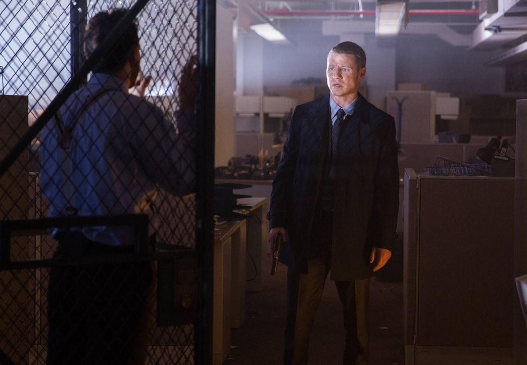Bei den Ermittlungen in einem neuen Fall macht Gordon (Ben McKenzie, r.) eine erschreckende Entdeckung ... - Bildquelle: Warner Bros. Entertainment, Inc.