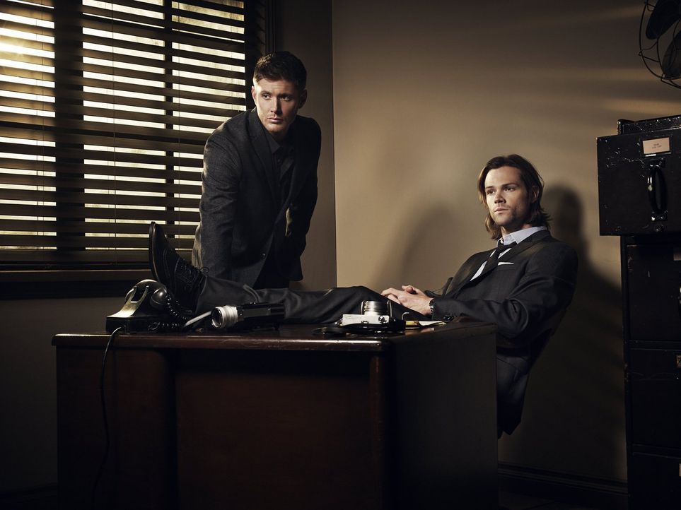 (11. Staffel) - Als Dean (Jensen Ackles, l.) und Sam (Jared Padalecki, r.) die Finsternis befreit haben, sorgt das nicht nur auf der Erde, sondern s... - Bildquelle: 2013 Warner Brothers