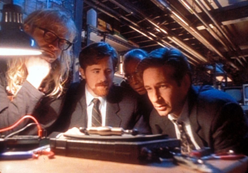 Mulder (David Duchovny, r.), Langly (Dean Haglund, l.), Byers (Bruce Harwood, 2.v.l.) und Frohike (Tom Braidwood, 2.v.r.) betrachten einen Kabelfern... - Bildquelle: TM +   Twentieth Century Fox Film Corporation. All Rights Reserved.