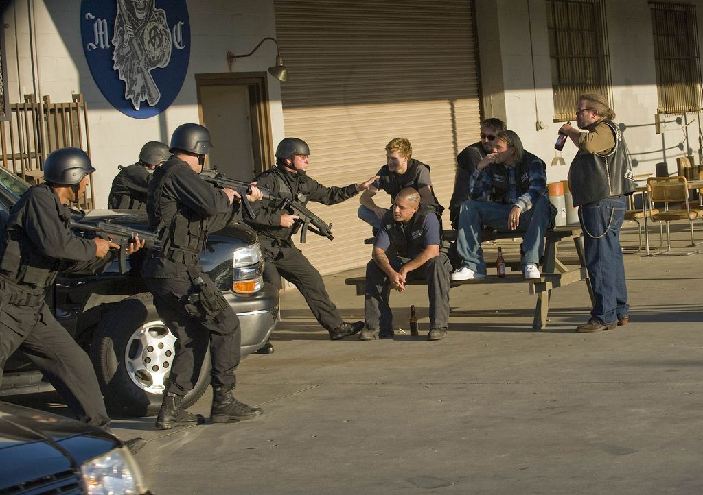 Die "Sons of Anarchy" geraten mal wieder ins Visier des ATF ... - Bildquelle: 2008 FX Networks, LLC. All rights reserved.