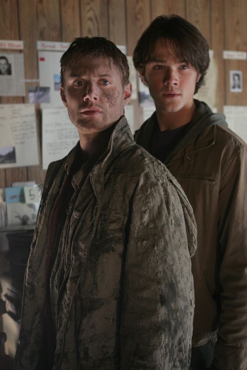 Machen Bekanntschaft mit "Der Frau in weiss": Dean (Jensen Ackles, l.) und Sam (Jared Padalecki, r.) ... - Bildquelle: Warner Bros. Television