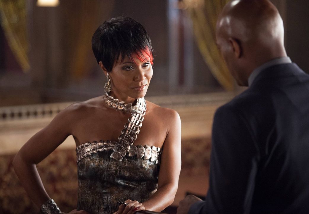 Crispus Allen (Andrew Stewart-Jones, r.) und Renee Montoya erfahren von Fish Mooney (Jada Pinkett Smith, l.), dass James Gordon angeblich Oswald "Pe... - Bildquelle: Warner Bros. Entertainment, Inc.