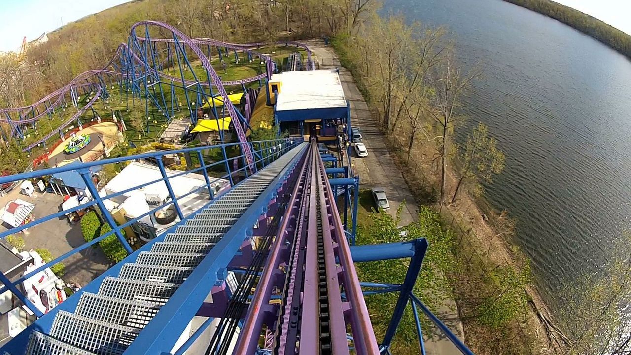 Ist die Achterbahn "Bizzarro" schneller als die Wettstreiter aus Ohio, Kalifornien und Nevada? - Bildquelle: 2012, The Travel Channel, L.L.C. All rights Reserved.