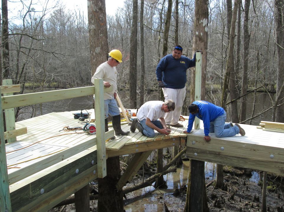 In einem Sumpfgebiet in Windsor, North Carolina klettern die Treehouse Guys mal wieder hoch in die Bäumen, um der Community einen Baumhaus-Traum zu... - Bildquelle: 2016,DIY Network/Scripps Networks, LLC. All Rights Reserved