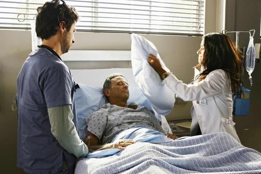 Nicht nur J.D. (Zach Braff, l.), sondern auch die anderen Ärzte suchen nach einer Lösung, wie sie Dr. Maddox (Courteney Cox, r.) loswerden können ..... - Bildquelle: Touchstone Television