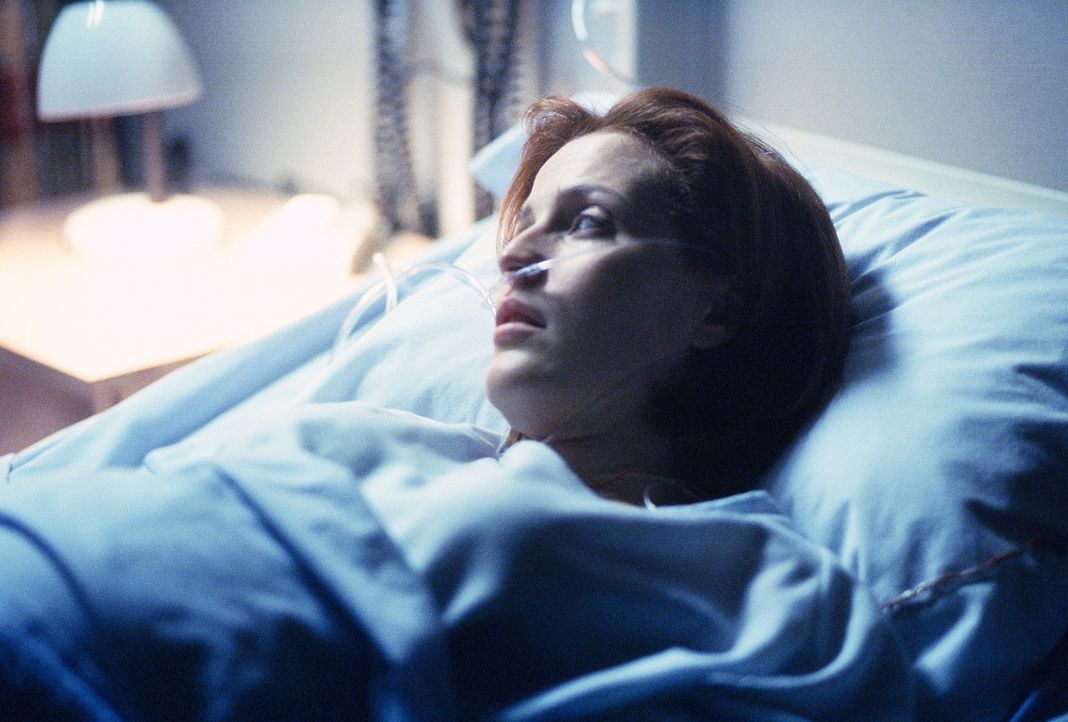 Scully (Gillian Anderson) liegt wegen Komplikationen im Krankenhaus. - Bildquelle: TM +   2000 Twentieth Century Fox Film Corporation. All Rights Reserved.