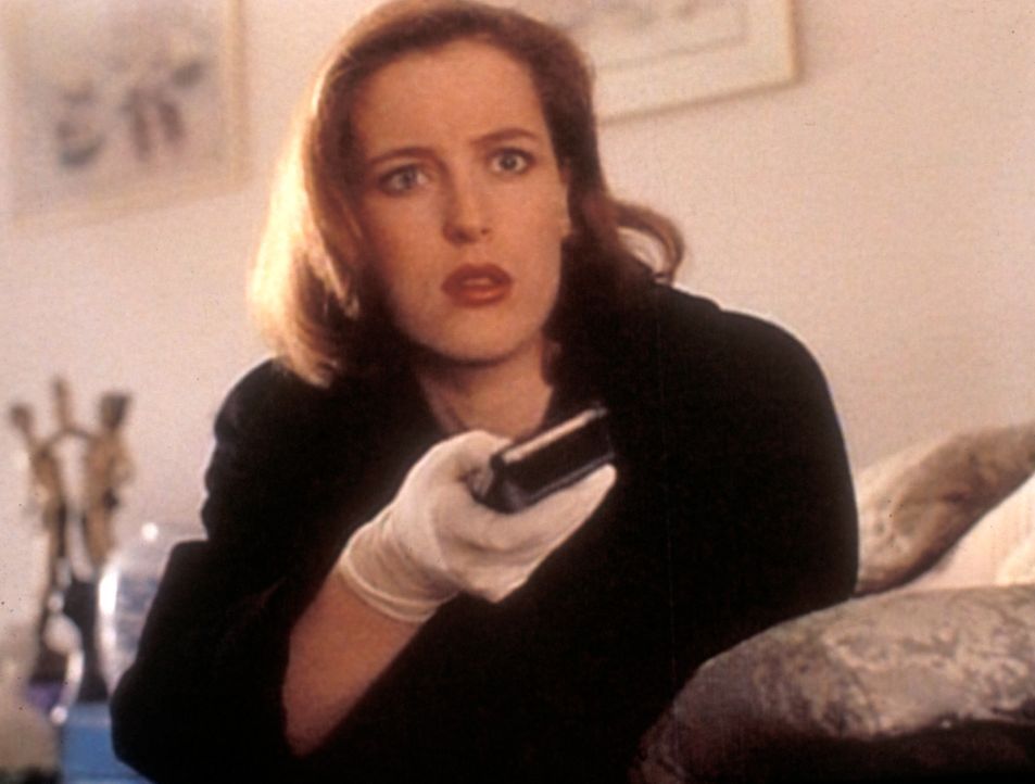 Schockiert sieht sich Scully (Gillian Anderson) Videoaufzeichnungen an, die offenbar wahnsinnige Mörder kurz vor ihrer Tat gemacht haben. - Bildquelle: TM +   Twentieth Century Fox Film Corporation. All Rights Reserved.
