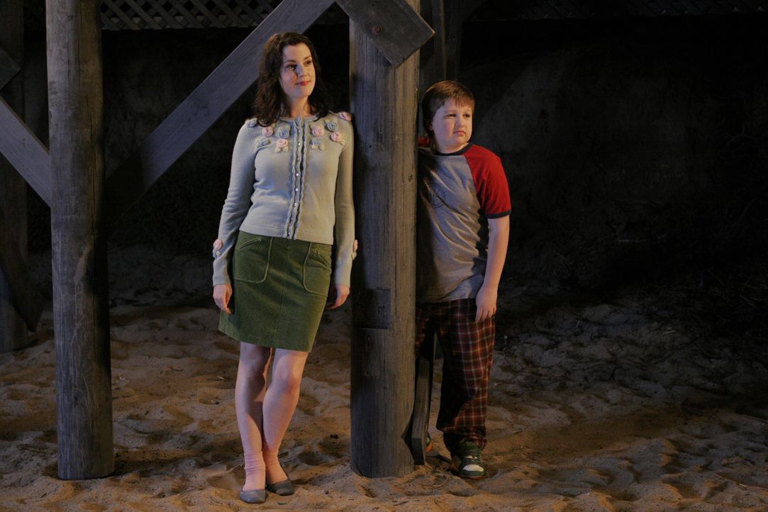 Rächen sich an Charlie: Rose (Melanie Lynskey, l.) und Jake (Angus T. Jones, r.) ... - Bildquelle: Warner Brothers Entertainment Inc.