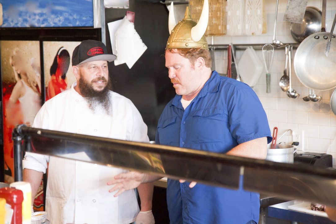 Rick Kitt (l.) von "Daytona Taproom" in Daytona Beach zeigt Casey (r.), wie seine beliebten Burger entstehen, für die das Lokal bekannt ist ... - Bildquelle: 2017, The Travel Channel, LLC. All Rights Reserved.
