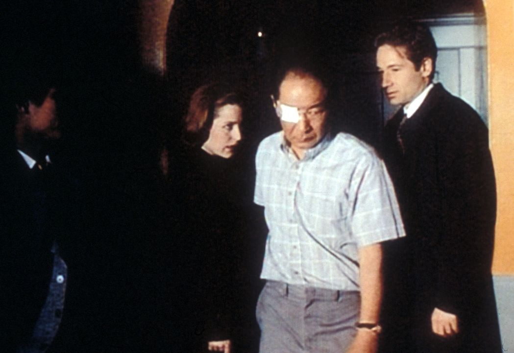 Scully (Gillian Anderson, 2.v.l.) und Mulder (David Duchovny, r.) möchten von Mr. Hsin (Michael Yama, 2.v.r.) wissen, wer ihm den Auftrag gegeben ha... - Bildquelle: TM +   2000 Twentieth Century Fox Film Corporation. All Rights Reserved.