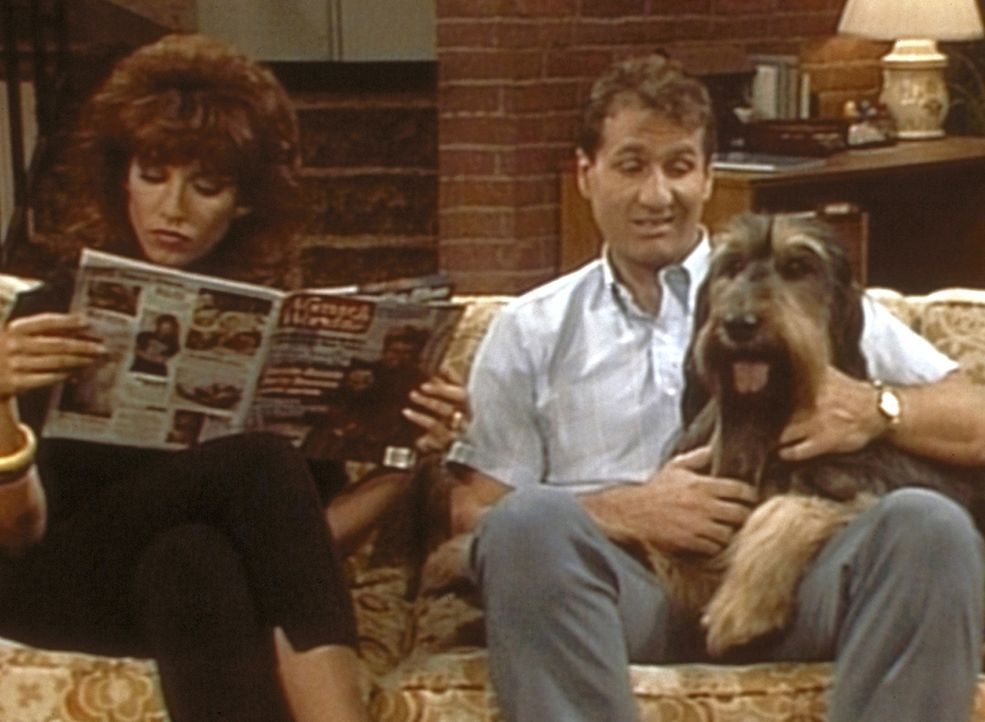 Während Peggy (Katey Sagal, l.) verlangt, dass Hund Buck kastriert wird, lehnt Al (Ed O'Neill, r.) den Eingriff aus Solidarität mit seinem Geschlech... - Bildquelle: Sony Pictures Television International. All Rights Reserved.