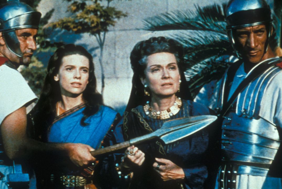 Messala lässt Ben Hurs Mutter Miriam (Martha Scott, 2.v.r.) und seine Schwester Tirzah (Cathy O'Donnell, 2.v.l.) gefangen nehmen ... - Bildquelle: Metro-Goldwyn-Mayer (MGM)