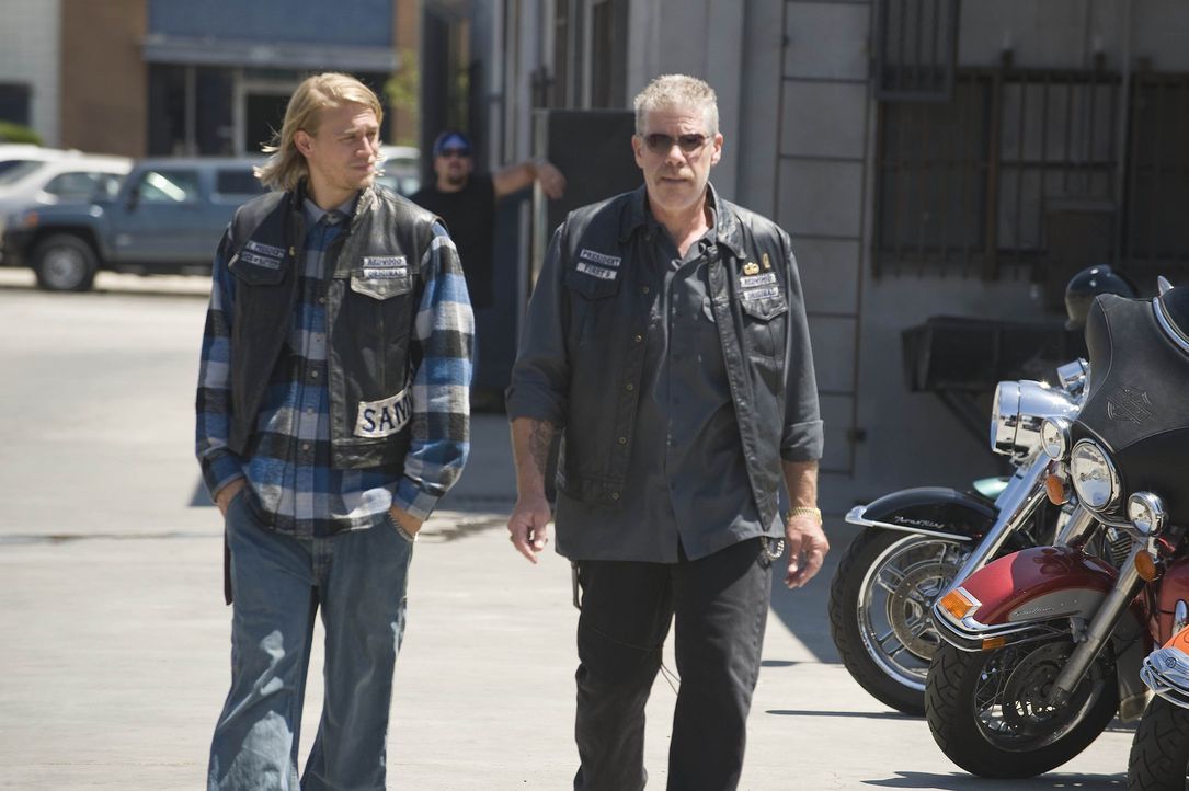 Clay (Ron Perlman, r.) und Jax (Charlie Hunnam, l.) werden vorgewarnt, dass das ATF das Werkstattgelände durchsuchen will. Es muss also schnell ein... - Bildquelle: 2008 FX Networks, LLC. All rights reserved.