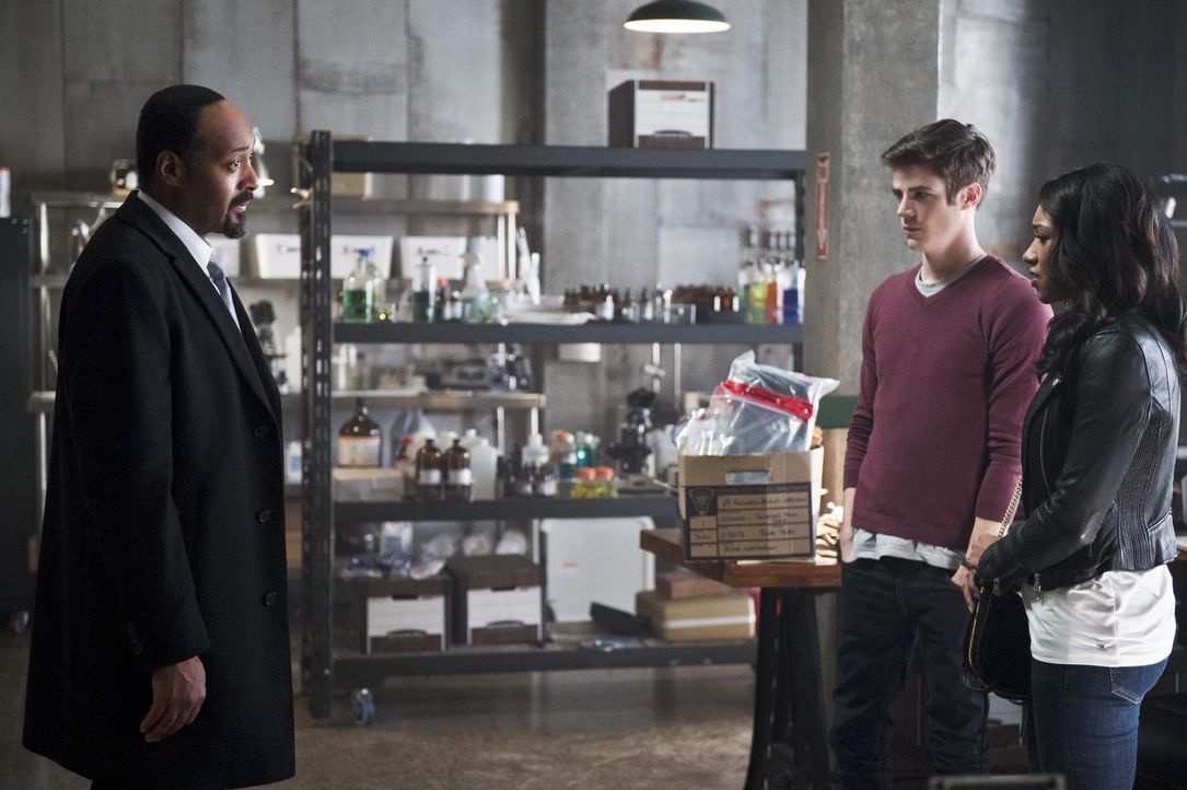 Während die Probleme auf Joe (Jesse L. Martin, l.), Barry (Grant Gustin, M.) und Iris (Candice Patton, r.) nur so hereinprasseln, entscheidet sich C... - Bildquelle: 2015 Warner Brothers.