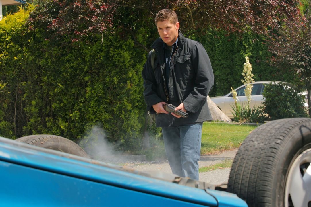 Während Sam und Dean (Jensen Ackles) Jäger Rufus Turner zu Hilfe eilen, versucht Castiel den Einzigen zu finden, der Luzifer besiegen kann - nämlich... - Bildquelle: Warner Bros. Television