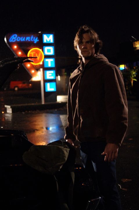 Sam (Jared Padalecki) merkt, dass er den vorherigen Tag immer wieder durchlebt und versucht, Deans Tod zu verhindern, aber es bringt nichts. Dean st... - Bildquelle: Warner Bros. Television