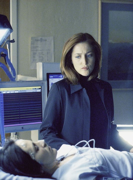 Völlig entsetzt muss Scully (Gillian Anderson) mit ansehen, wie ihre Kollegin Monica (Annabeth Gish, liegend) einem Hirntod erliegt. - Bildquelle: TM +   Twentieth Century Fox Film Corporation. All Rights Reserved.