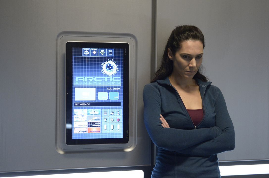 Noch ahnt Sarah (Kyra Zagorsky) nicht, auf was sie und Alan in einer verlassenen Forschungsstation mitten im Eis vorfinden ... - Bildquelle: 2014 Sony Pictures Television Inc. All Rights Reserved.