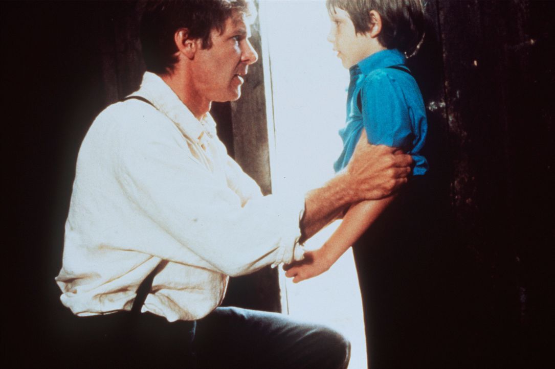 Der acht-jährige Sam (Lukas Haas, r.) ist der einzige Zeuge eines Mordes, den Polizeidetektiv John Book (Harrison Ford, r.) aufklären soll. Doch Sam... - Bildquelle: Paramount Pictures