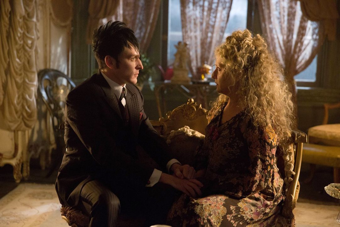 Müssen sie sich vor Maroni fürchten? Oswald (Robin Lord Taylor, l.) und Gertrude (Carol Kane, r.) ... - Bildquelle: Warner Bros. Entertainment, Inc.