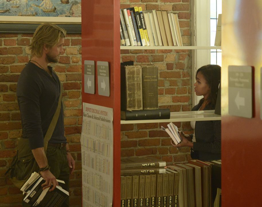 Als Hawley (Matt Barr, l.) ihr seine Hilfe anbietet, ahnt Abbie (Nicole Beharie, r.) nicht, wie bald sie diese bitter nötig hat ... - Bildquelle: 2014 Fox and its related entities. All rights reserved.