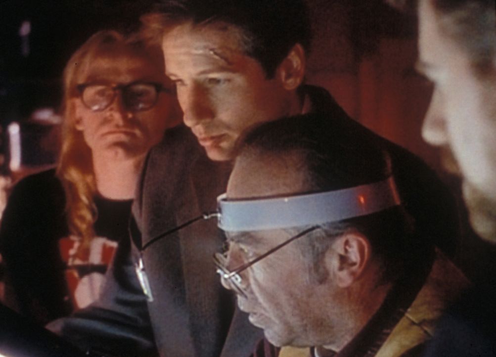 Mit der Hilfe seiner Freunde vom einsamen Schützen, Langley (Dean Haglund, l.), Frohike (Tom Braidwood, 2.v.r.) und Byers (Bruce Harwood, r.) kommt... - Bildquelle: TM +   2000 Twentieth Century Fox Film Corporation. All Rights Reserved.