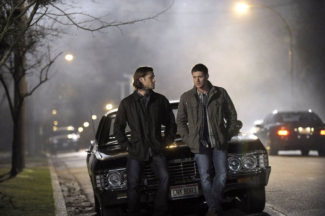 Noch ahnen Sam (Jared Padalecki, l.) und Dean (Jensen Ackles, r.) nicht, dass ein erbitterter Machtkampf unter bösartigen Geschöpfen unmittelbar bev... - Bildquelle: 2013 Warner Brothers