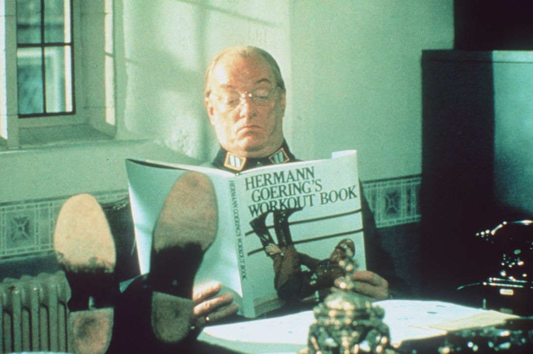Der skrupellose General Streck (Jeremy Kemp) mit seiner Lieblingslektüre 'Hermann Görings Aerobic-Buch' ... - Bildquelle: Paramount Pictures