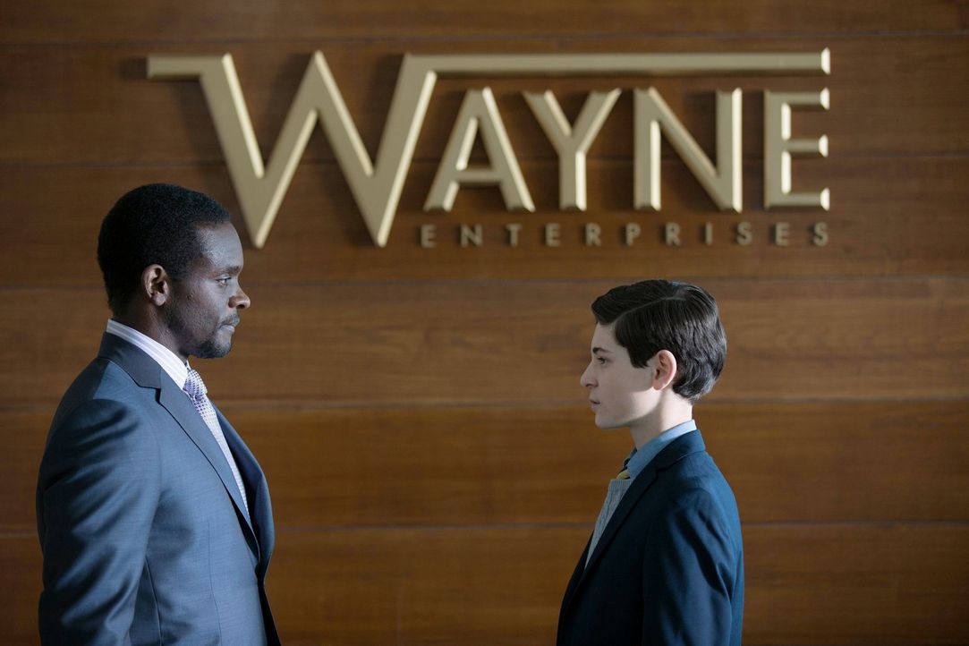 Hat Lucuius Fox (Chris Chalk, l.) etwas mit dem Mord an seinen Eltern zu tun? Bruce (David Mazouz, l.) ist misstrauisch und weiß nicht, wem er noch... - Bildquelle: Warner Bros. Entertainment, Inc.