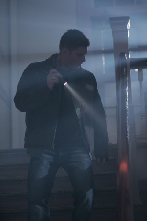 Sucht am örtlichen Campus nach Hinweisen um die grausamen Ereignisse aufzuklären: Dean Winchester (Jensen Ackles) ... - Bildquelle: Warner Bros. Television