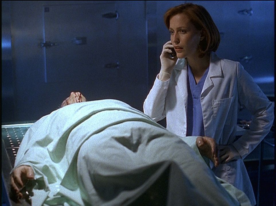 Scully (Gillian Anderson, r.) entdeckt bei der Autopsie des Schrottplatzbesitzers Harry Odell (Dan Desmond, l.), dass dieser seltsamerweise fünf gro... - Bildquelle: TM +   2000 Twentieth Century Fox Film Corporation. All Rights Reserved.