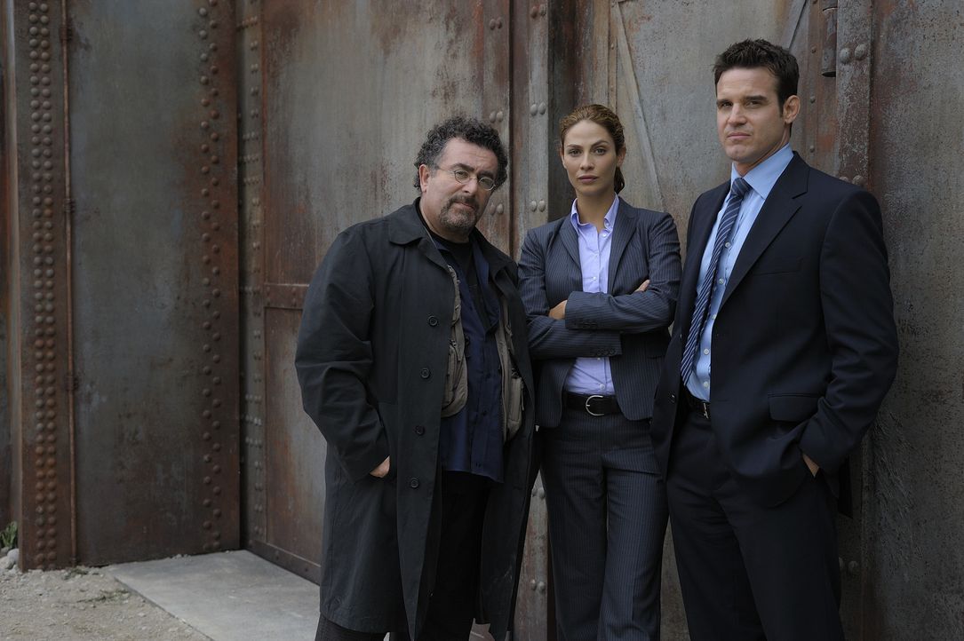 Als die beiden Agenten Peter Lattimer (Eddie McClintock, r.) und Myka Bering (Joanne Kelly, M.) vom Secret Service in Washington abgeworben werden,... - Bildquelle: Philippe Bosse SCI FI Channel