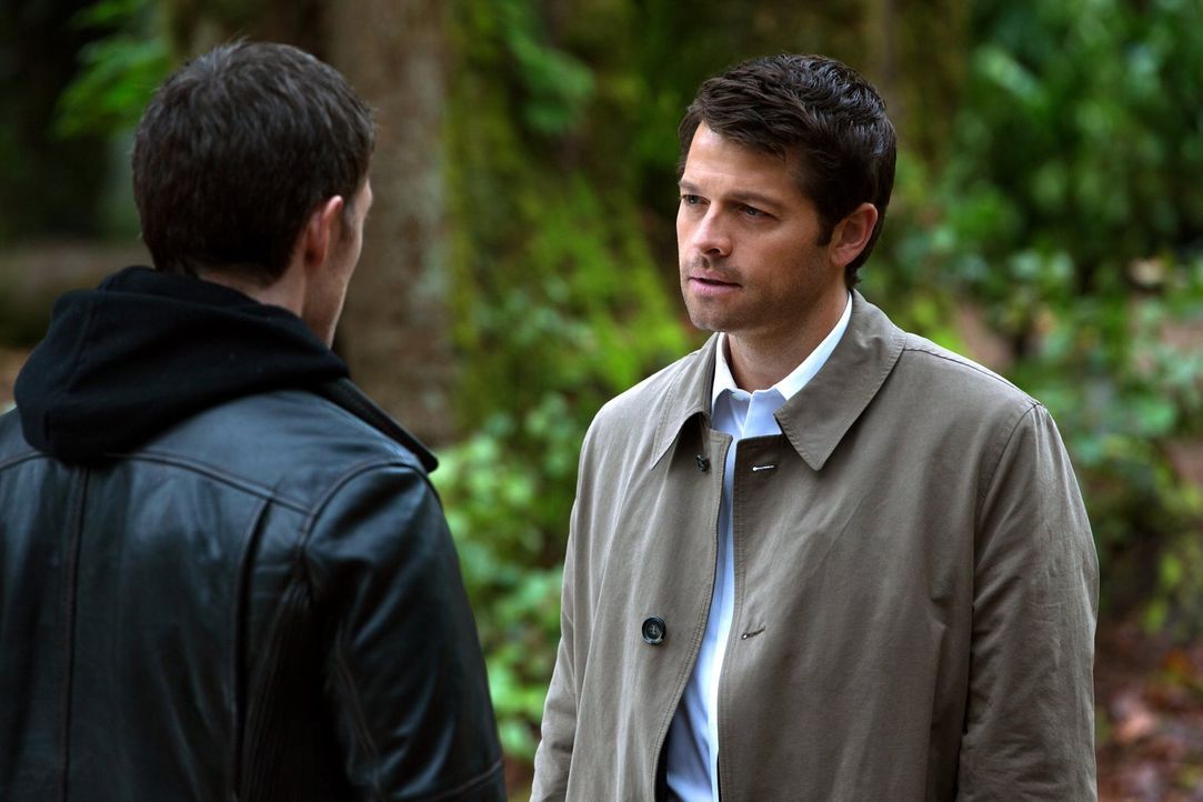 Was erhofft sich Castiel (Misha Collins, r.) von einem Treffen mit Gadreel (Tahmoh Penikett, l.)? - Bildquelle: 2013 Warner Brothers
