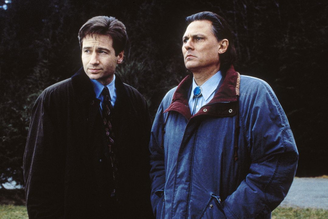 Mulder (David Duchovny, l.) versucht Sheriff Tskany (Michael Horse, r.) zu überreden, dass eine Autopsie an dem getöteten Indianer vorgenommen wird,... - Bildquelle: TM +   2000 Twentieth Century Fox Film Corporation. All Rights Reserved.