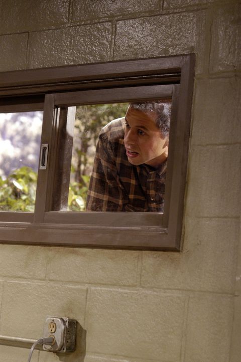 Nachdem Berta gekündigt hat, hat Alan (Jon Cryer) einiges zu tun ... - Bildquelle: Warner Brothers Entertainment Inc.