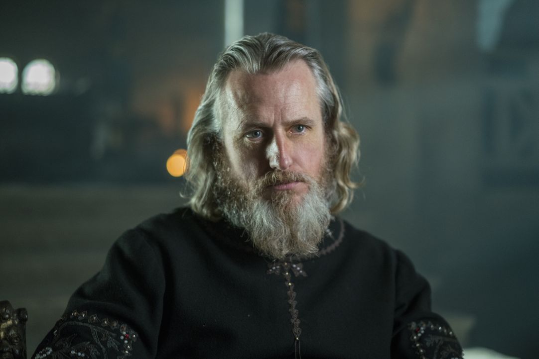 Während Lagertha die Schlacht um Kattegat gewonnen hat, versucht Ragnar eine unerwartete Konzession von König Ecbert (Linus Roache) heraus zu handel... - Bildquelle: 2016 TM PRODUCTIONS LIMITED / T5 VIKINGS III PRODUCTIONS INC. ALL RIGHTS RESERVED.