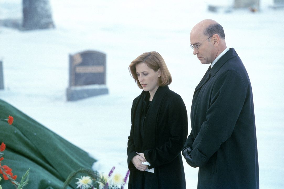 Scully (Gillian Anderson, l.) und Skinner (Mitch Pileggi, r.) trauern an Mulders Grab. - Bildquelle: TM +   2000 Twentieth Century Fox Film Corporation. All Rights Reserved.