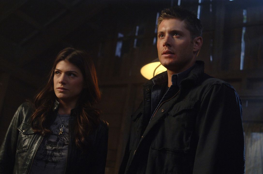 Sam und Dean (Jensen Ackles, r.) erfahren von Ruby (Genevieve Cortese, l.), dass der sehr mächtige Dämon Alastair auf der Suche nach Anna ist. Ein... - Bildquelle: Warner Brothers