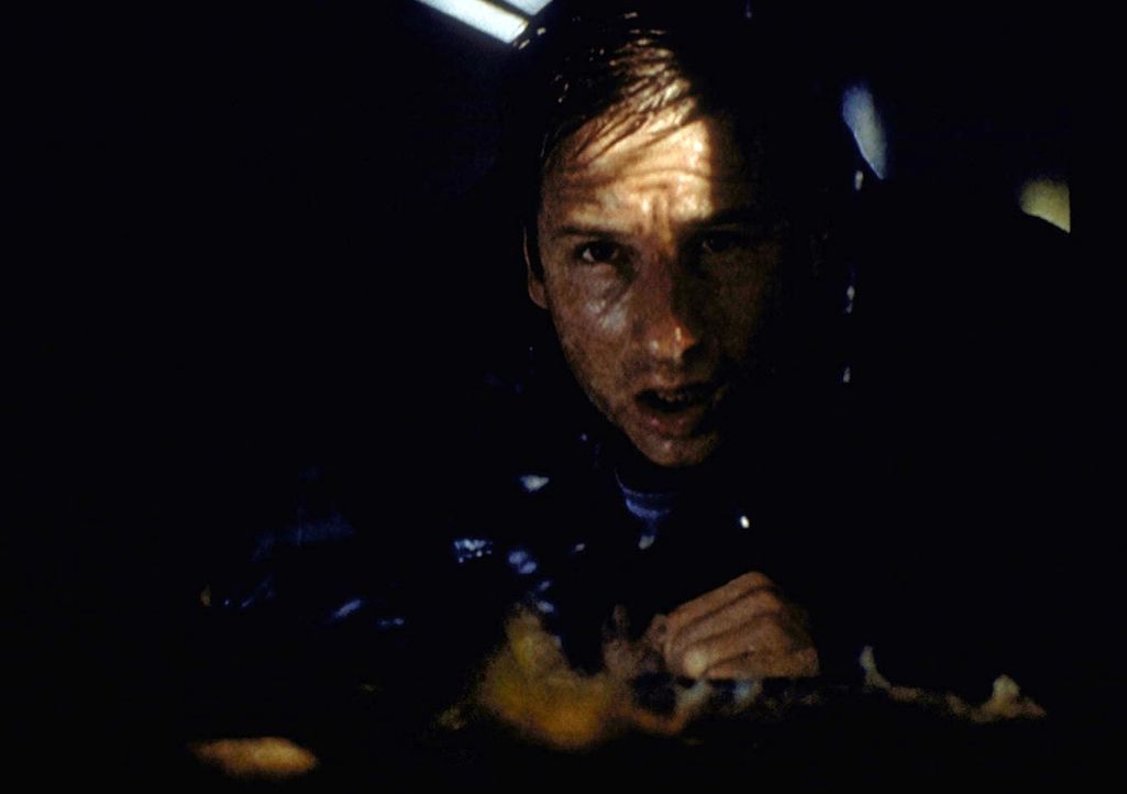 Mulder (David Duchovny) gerät während eines Hurrikans in Lebensgefahr. - Bildquelle: TM +   2000 Twentieth Century Fox Film Corporation. All Rights Reserved.