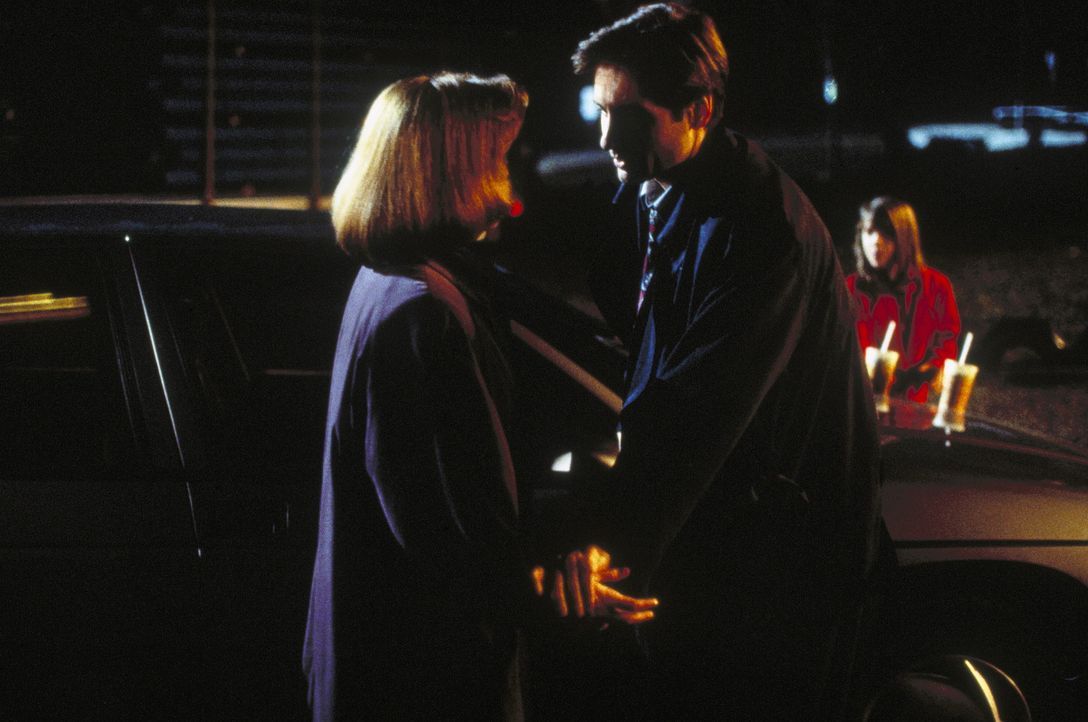 Mulder (David Duchovny, M.) und Scully (Gillian Anderson, l.) stehen fassungslos der Tochter eines Mordopfers gegenüber, die der Tochter eines ande... - Bildquelle: TM +   Twentieth Century Fox Film Corporation. All Rights Reserved.