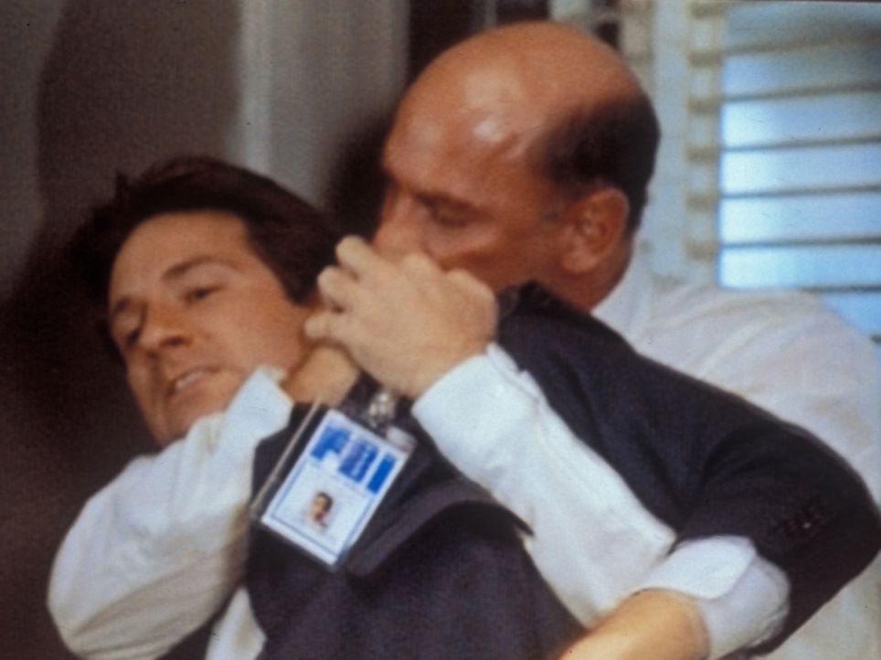 Mulder (David Duchovny, l.) und Skinner (Mitch Pileggi, l.), der stellvertretende Direktor des FBI, geraten auf dem Flur in Handgreiflichkeiten. - Bildquelle: TM +   Twentieth Century Fox Film Corporation. All Rights Reserved.