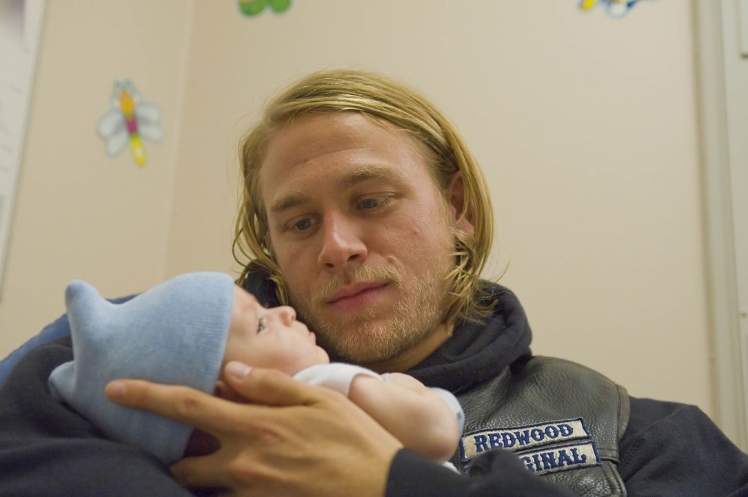 Endlich kann Jax (Charlie Hunnam) seinen Sohn auf im Arm halten ... - Bildquelle: 2008 FX Networks, LLC. All rights reserved.