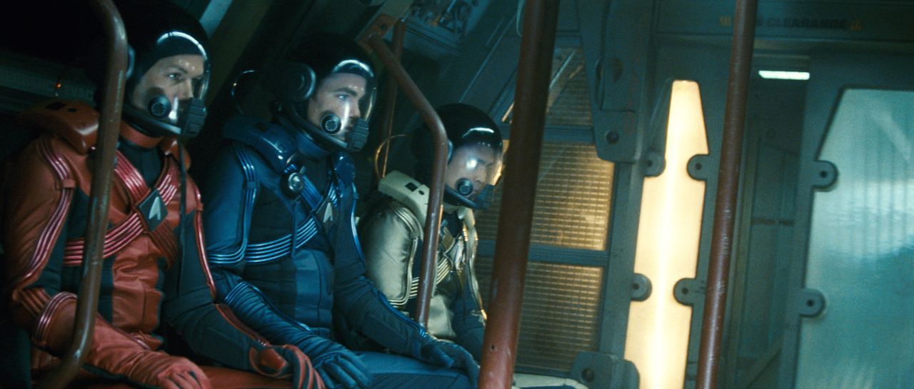 Müssen einen skrupellosen Gegner davon abhalten, auf seinem Rachefeldzug die gesamte Menschheit zu vernichten: (v.l.n.r.) Chekov (Anton Yelchin), Ki... - Bildquelle: © Paramount Pictures