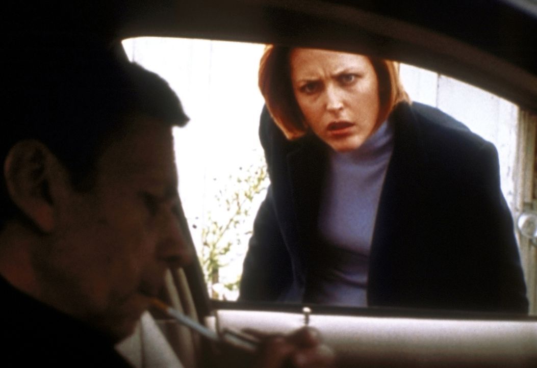 Der Raucher (William B. Davis, l.) gewinnt das Vertrauen von Scully (Gillian Anderson, r.). - Bildquelle: TM +   2000 Twentieth Century Fox Film Corporation. All Rights Reserved.
