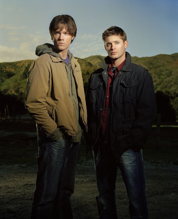 (1. Staffel) - Die Brüder Sam (Jared Padalecki, l.) und Dean Winchester (Jensen Ackles, r.) könnten nicht unterschiedlicher sein. Sam ist ein Colleg... - Bildquelle: Warner Bros. Television