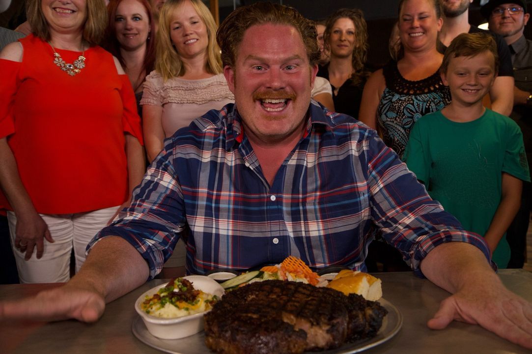 Casey Webb reist nach Billings, Montana, um an einer einstündigen Steak-Challenge teilzunehmen ... - Bildquelle: 2017,The Travel Channel, L.L.C. All Rights Reserved.