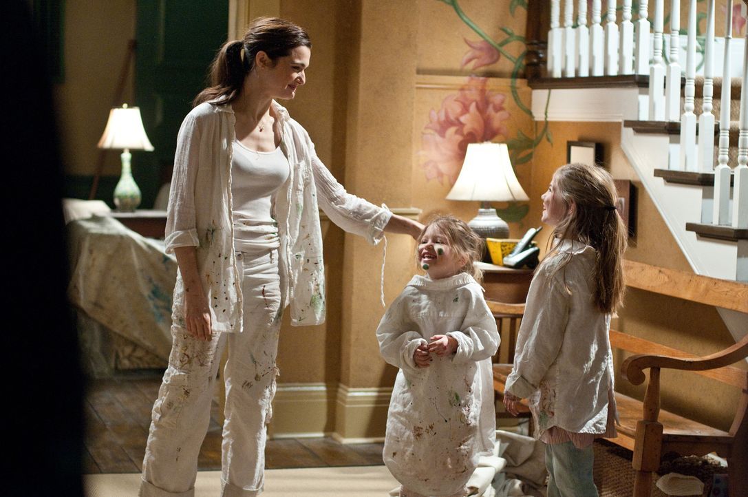 Nachdem die beiden Schwestern Dee Dee (Claire Geare, M.) und Trish (Taylor Geare, r.) ungewöhnliche Gestalten wahrnehmen, beginnt sich auch Libby (R... - Bildquelle: 2011 Universal Studios