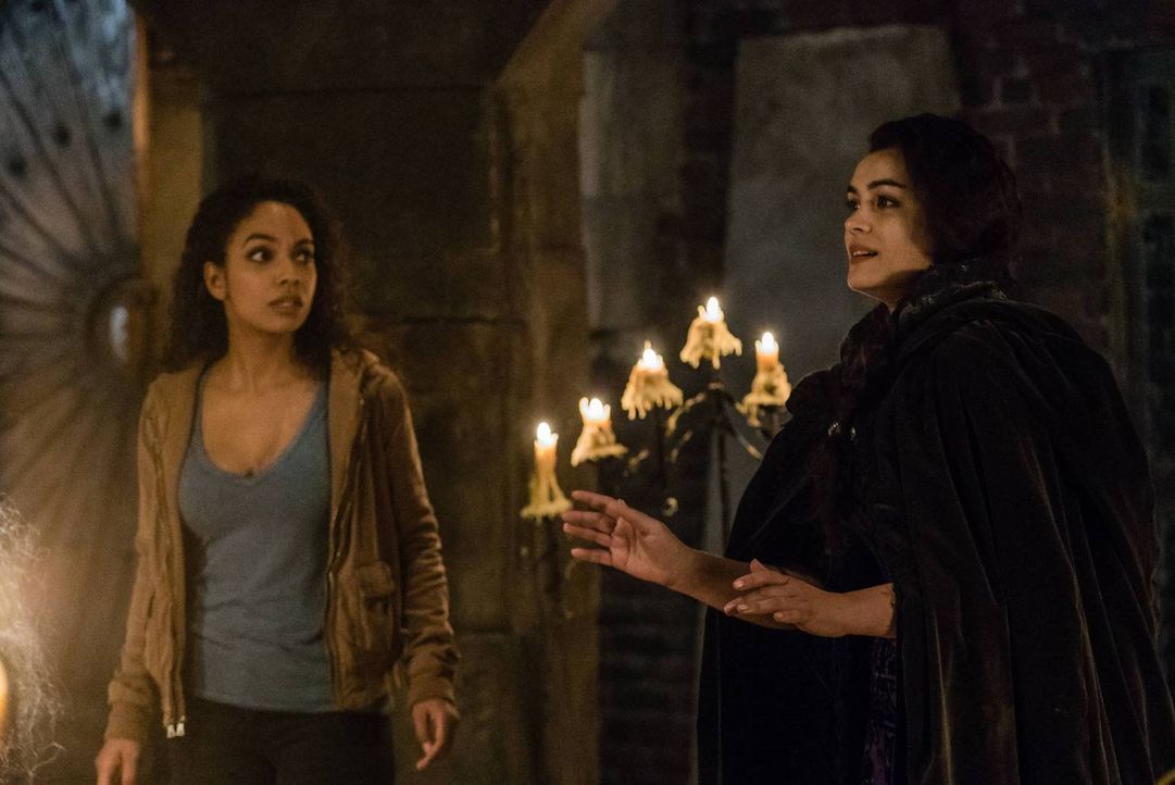 Kann Jenny (Lyndie Greenwood, l.) Pandora (Shannyn Sossamon, r.) wirklich trauen, als diese behauptet einen Weg zu kennen ein unsichtbares Gefängnis... - Bildquelle: 2015-2016 Fox and its related entities.  All rights reserved.