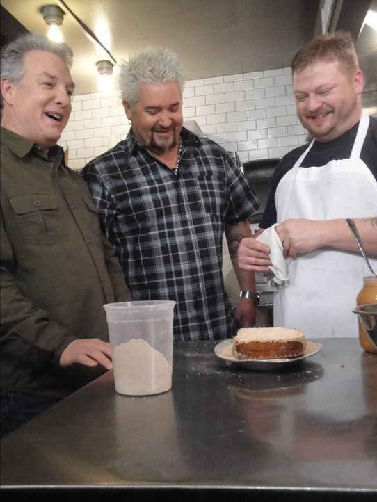 Guy Fieri (M.) - Bildquelle: 2013, Television Food Network, G.P. All Rights Reserved.